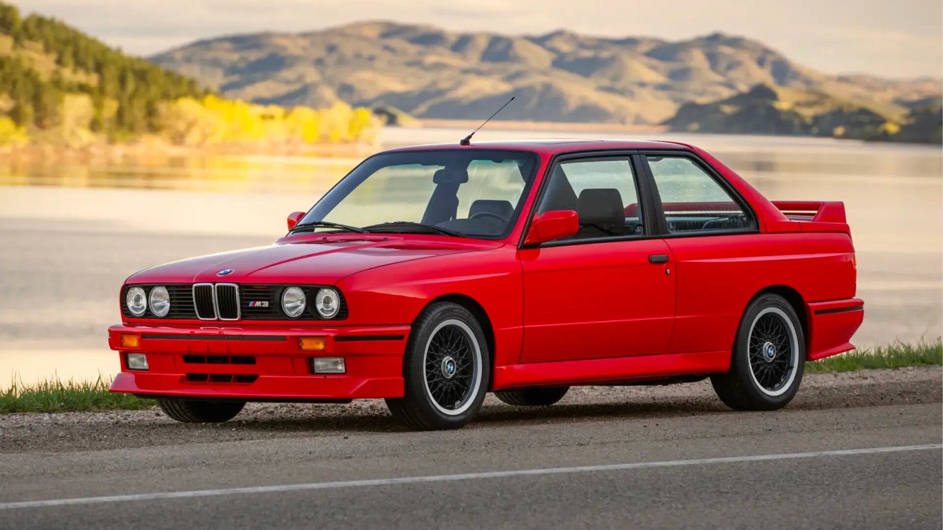 За редкий спорткар BMW M3 E30 рассчитывают выручить 200 тысяч долларов на аукционе