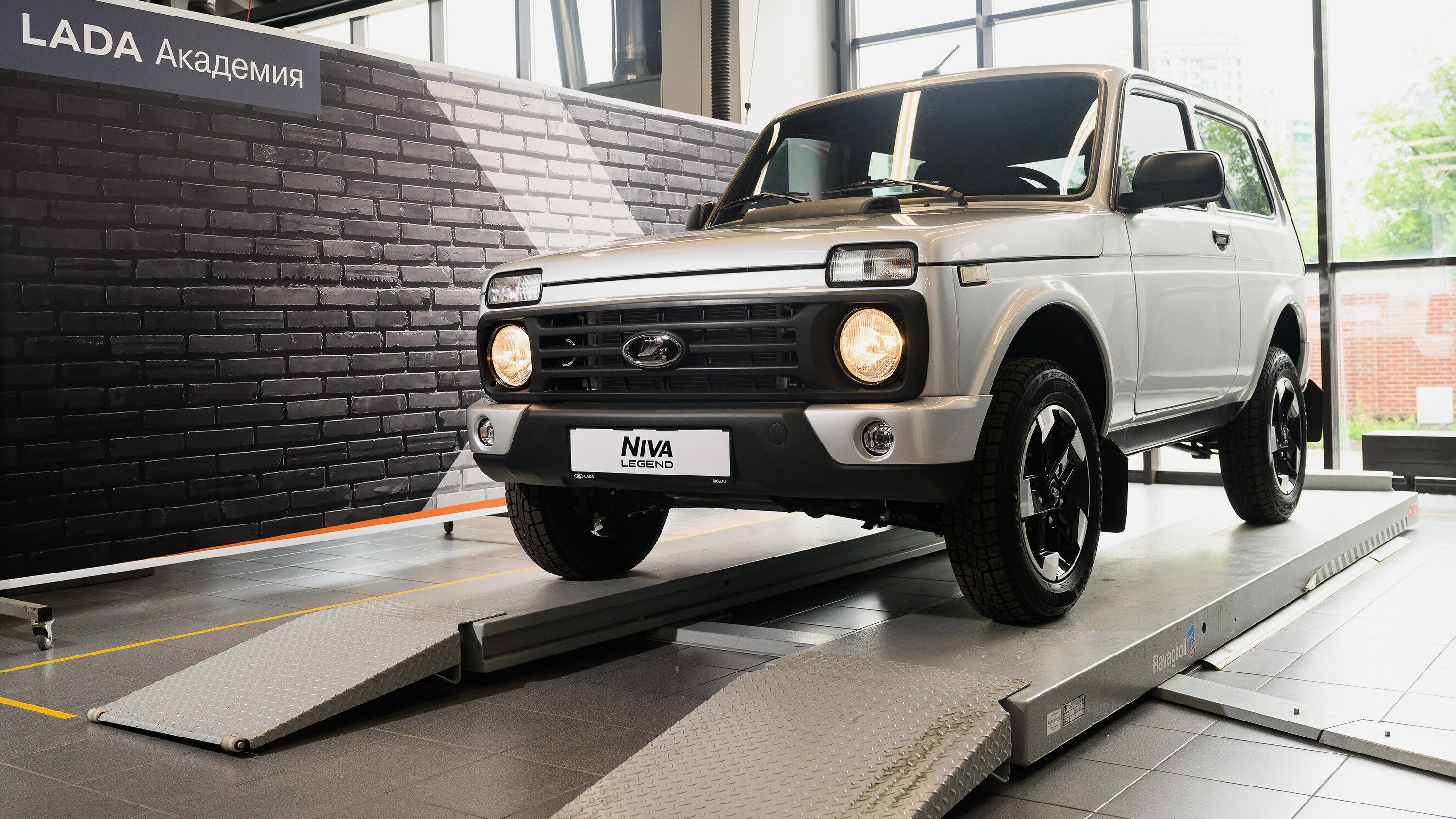 Оцинковка, эйрбег, новый мотор и не только: в чём и как улучшилась Lada Niva Legend