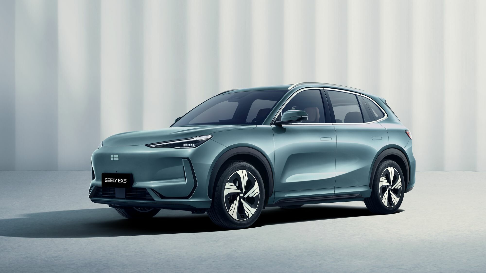 Названы комплектации первого электрокроссовера Geely для России