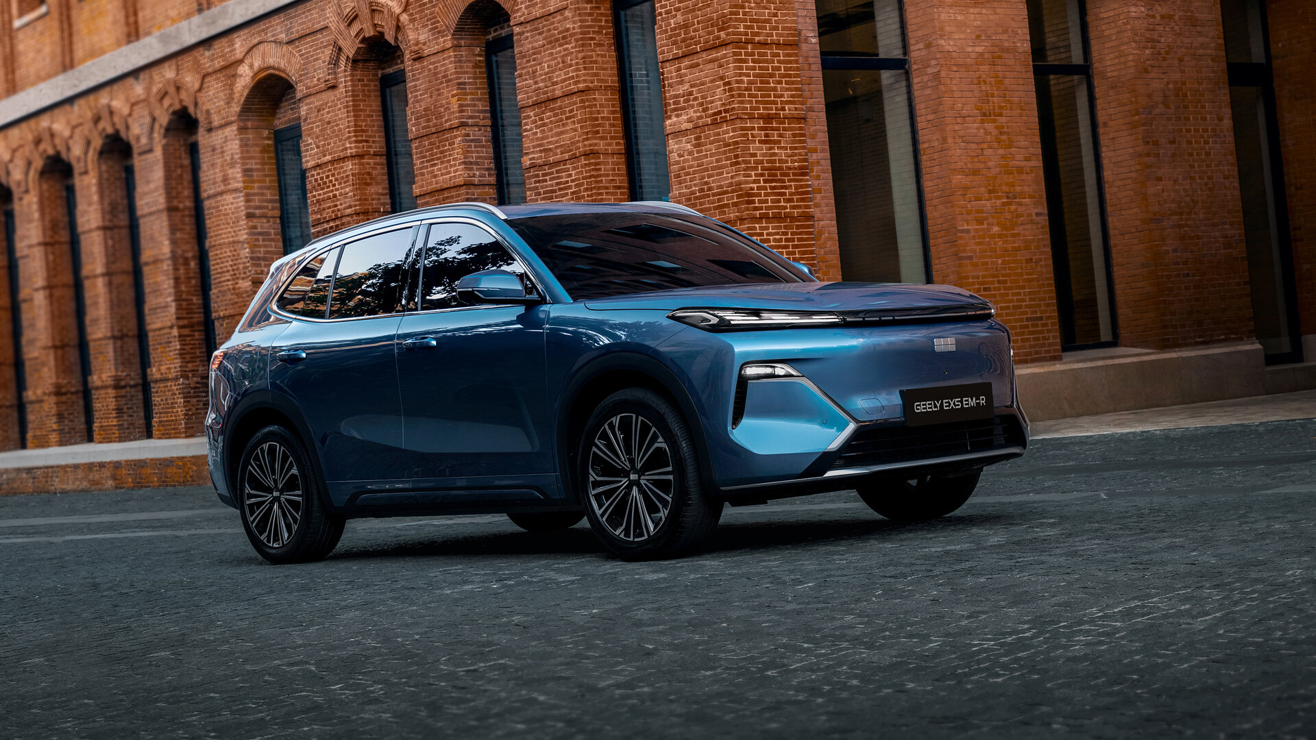 Кроссовер Geely EX5 станет в России экономичным последовательным гибридом