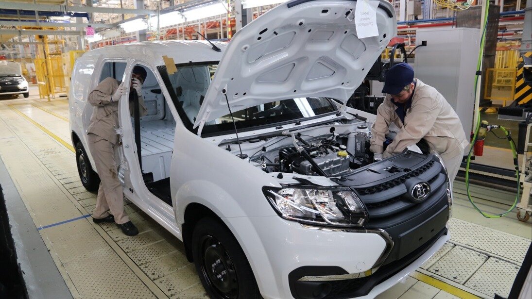 В Ижевске запустили сборку опытной партии Lada Largus