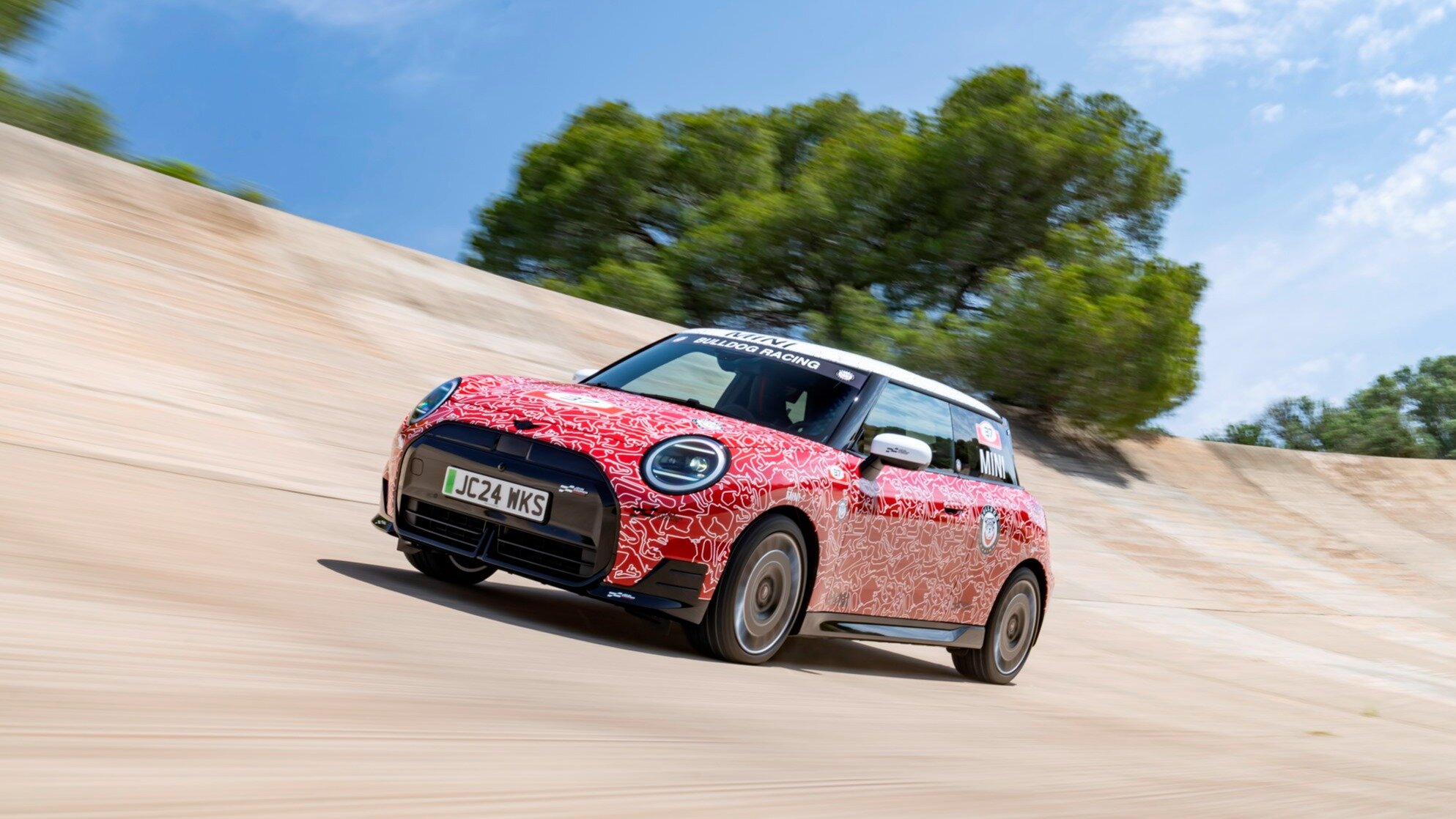 Первый в истории электрический MINI John Cooper Works представят в Гудвуде 11 июля