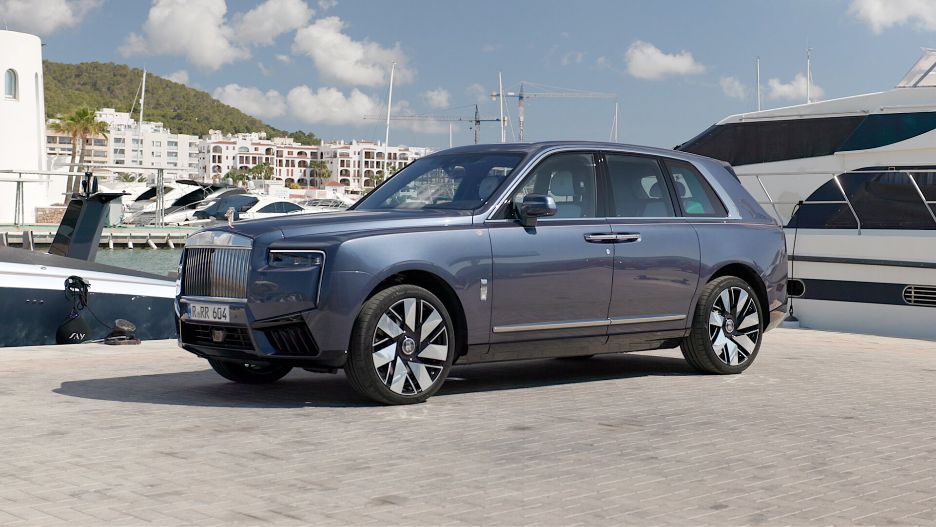 Rolls-Royce Cullinan снова возглавил люксовый сегмент российского рынка