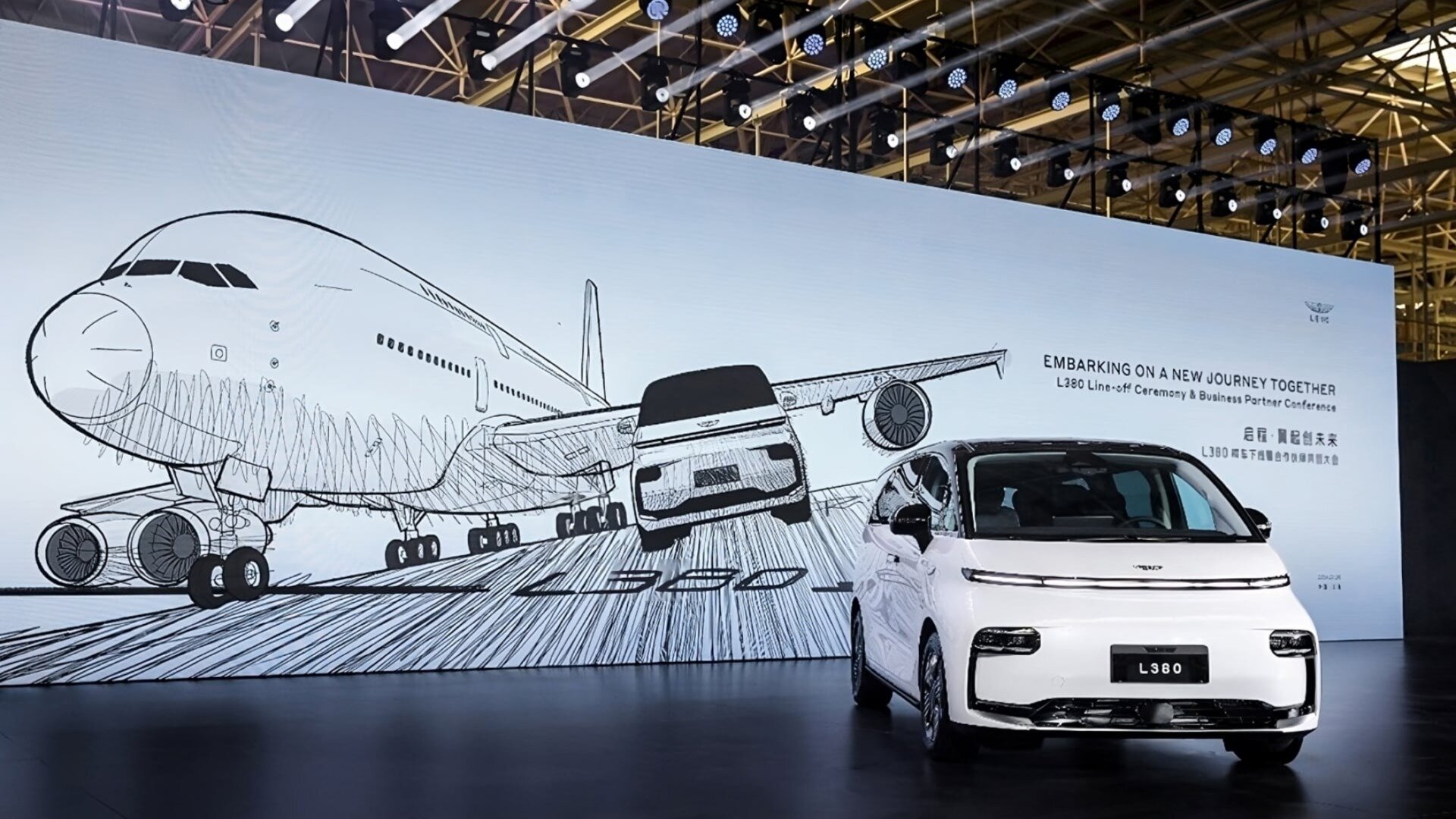 Принадлежащая Geely компания LEVC запустила в производство премиальный электровэн L380 