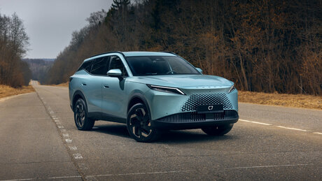 Первый тест флагмана Omoda — кроссовера C7 с молниями и сдвижным экраном