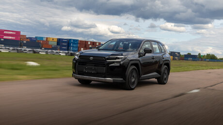 Медленно, но верно: первый тест Toyota RAV4 не совсем нового поколения