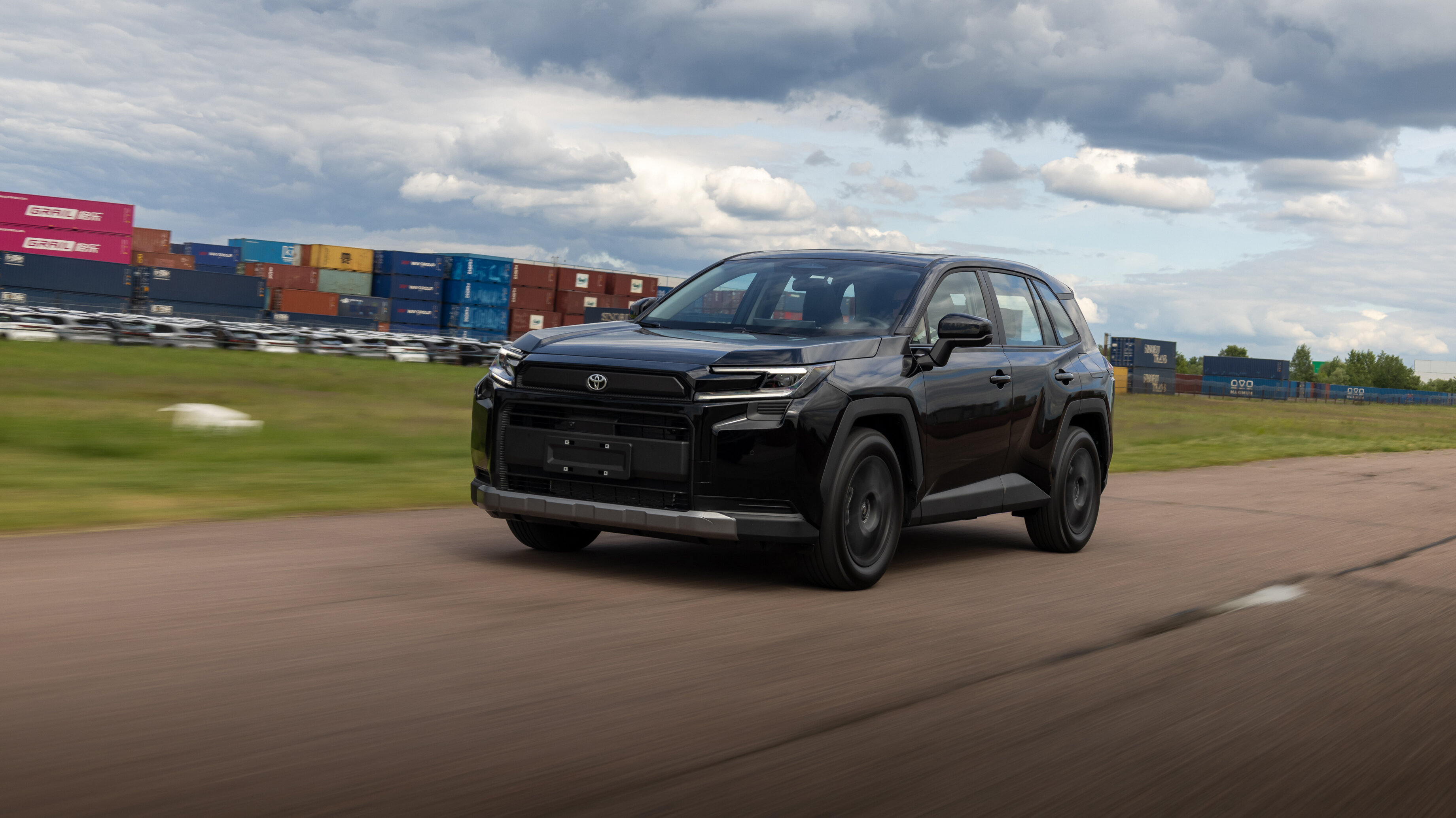 Медленно, но верно: первый тест Toyota RAV4 не совсем нового поколения