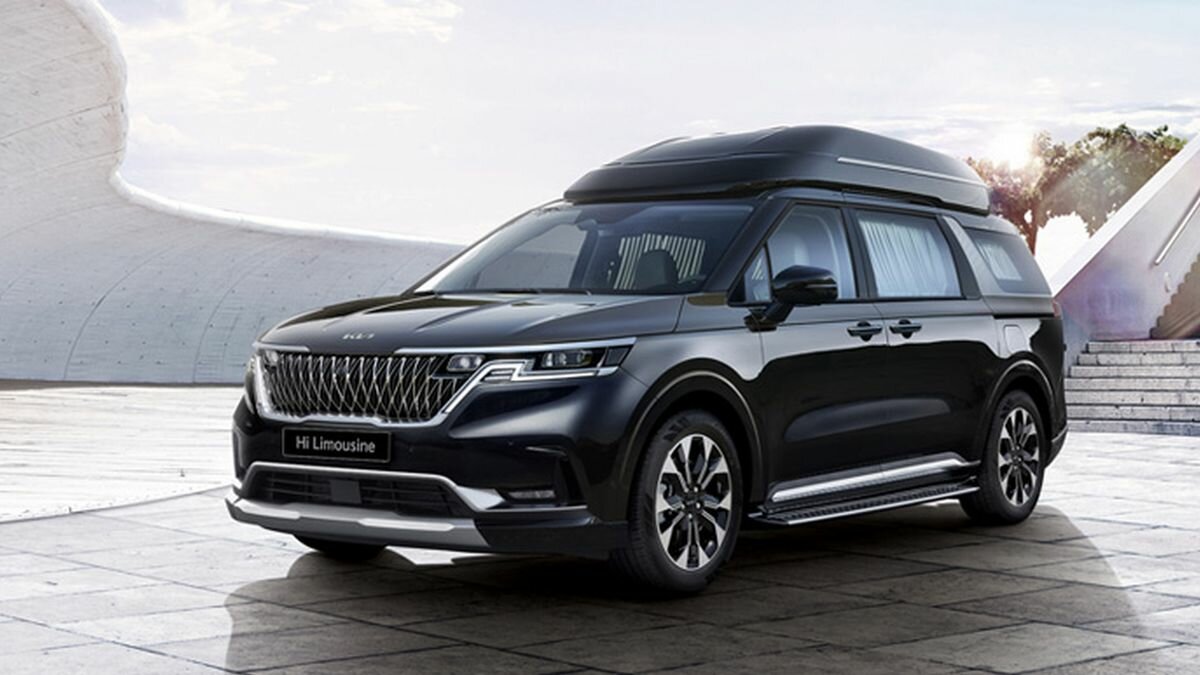 Посмотрите на новые версии Kia Carnival с массажёром для ног и палаткой