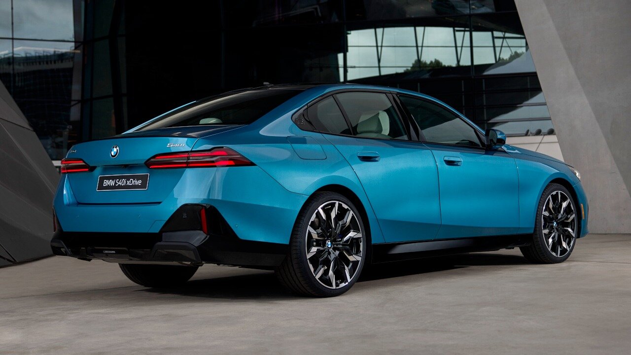 BMW отозвала несколько десятков тысяч автомобилей, чтобы их подклеить