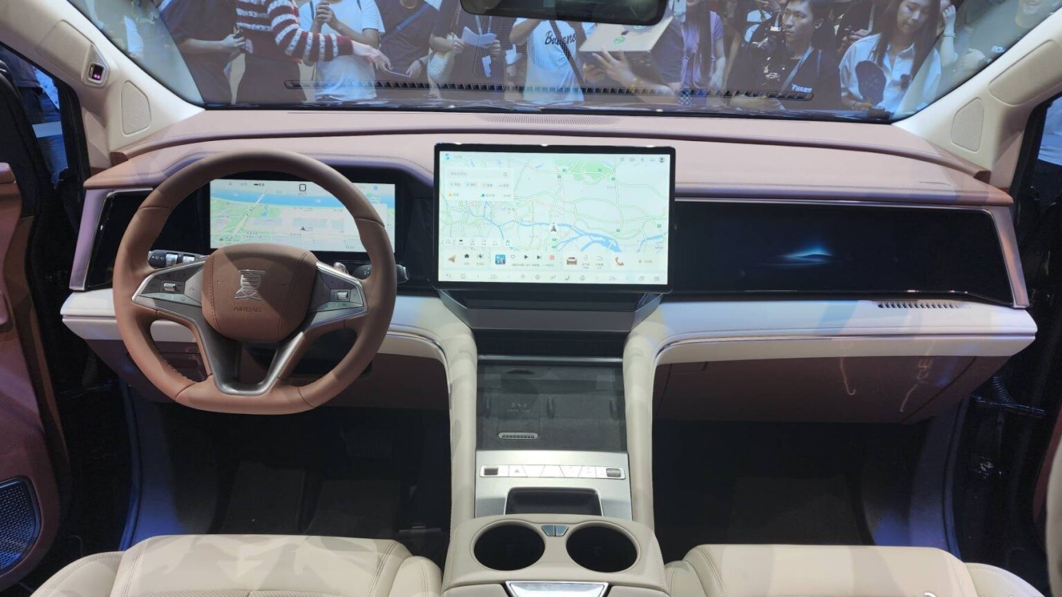 Компания BYD раскрыла интерьер и назвала цены гибридного минивэна Xia
