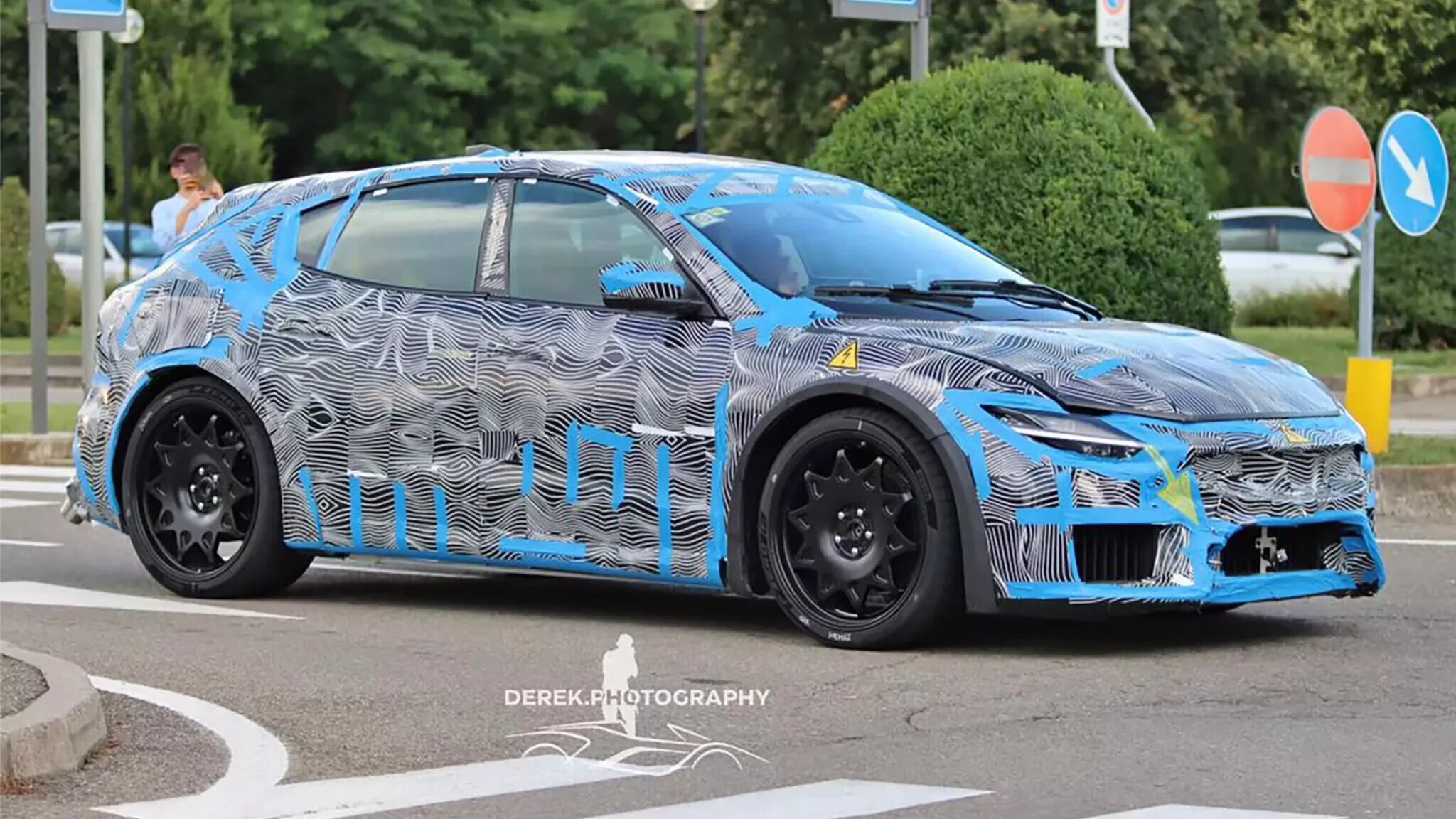 Появились шпионские фото первого электрокара от Ferrari: он странный