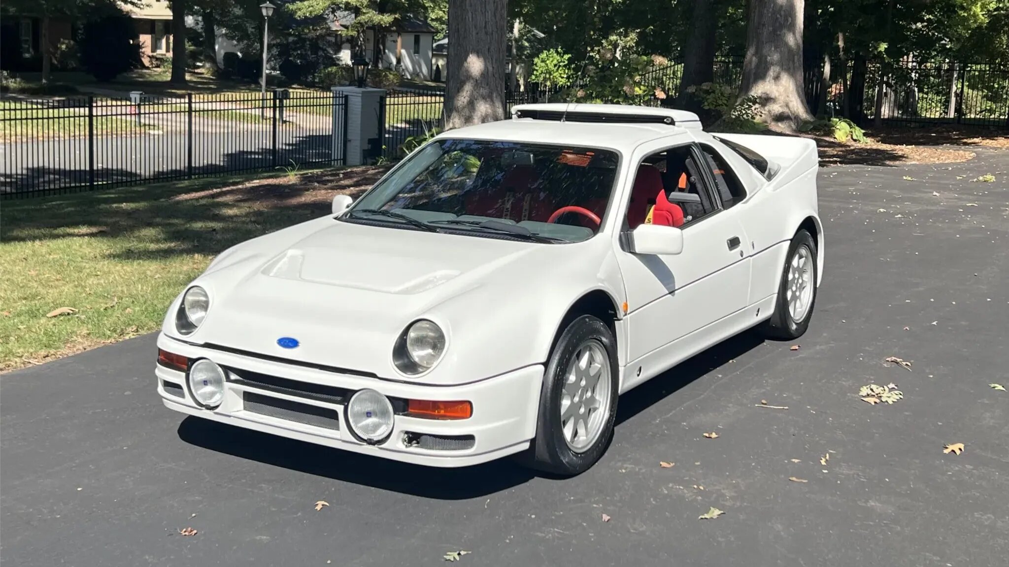 Один из 24 существующих суперкаров Ford RS200 Evo выставили на аукцион