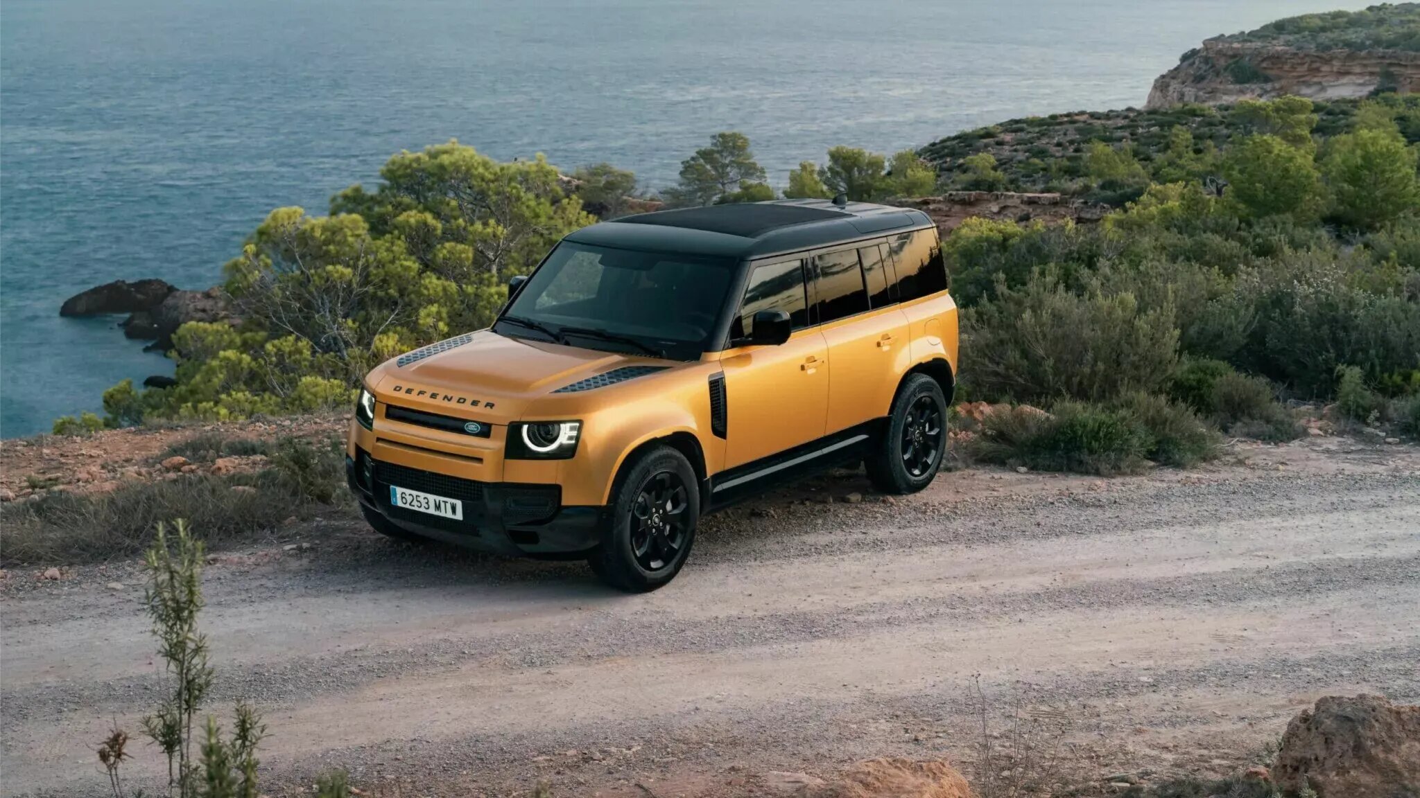Land Rover выпустит всего шесть особых Defender, посвящённых Ибице