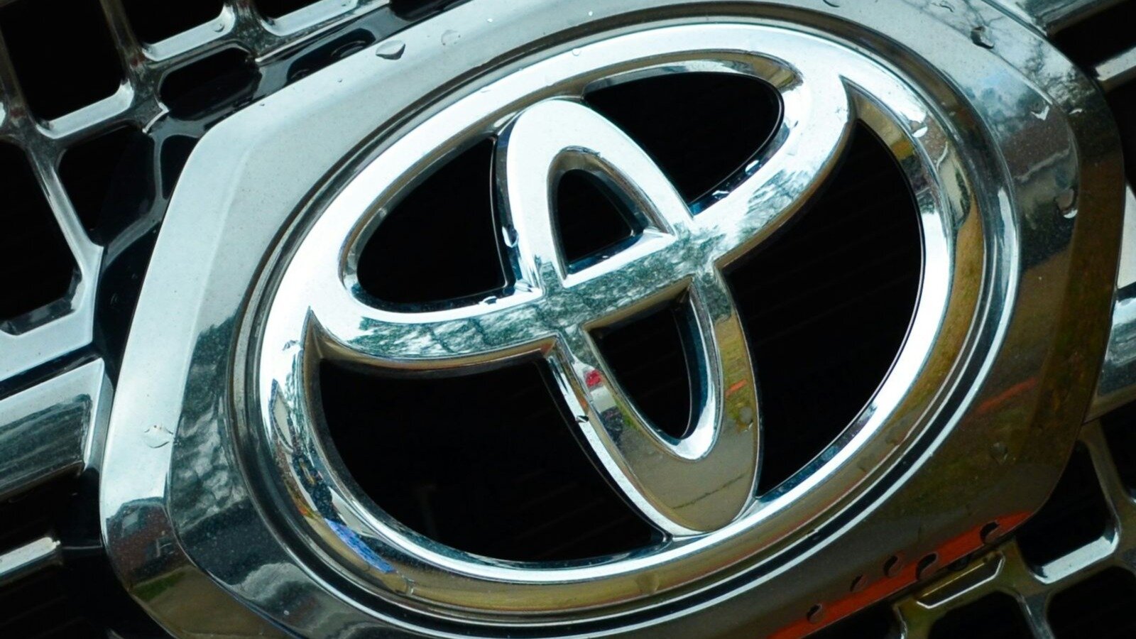 Падение продаж не помешало Toyota снова стать крупнейшим мировым автопроизводителем