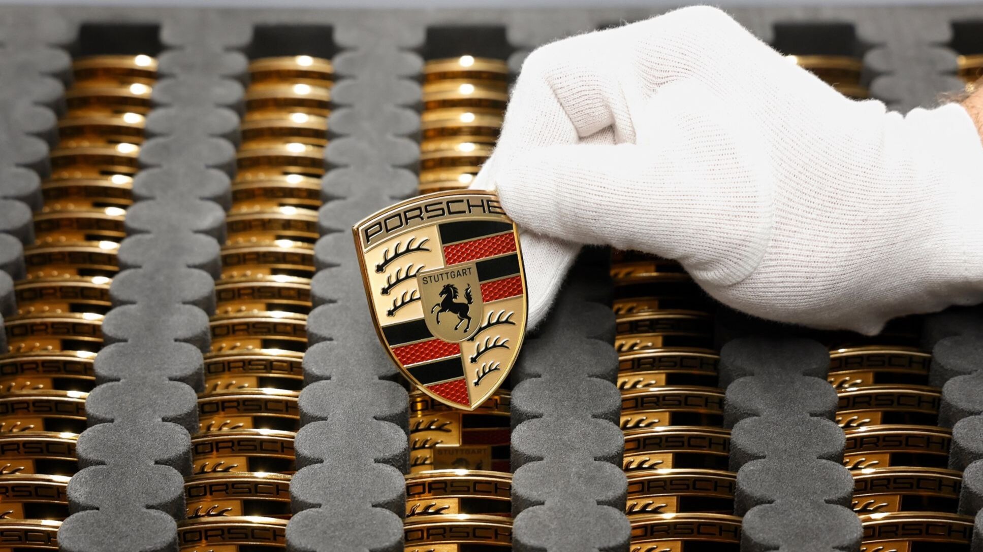 Porsche потратит 800 миллионов евро на разработку новых моделей с ДВС и гибридов