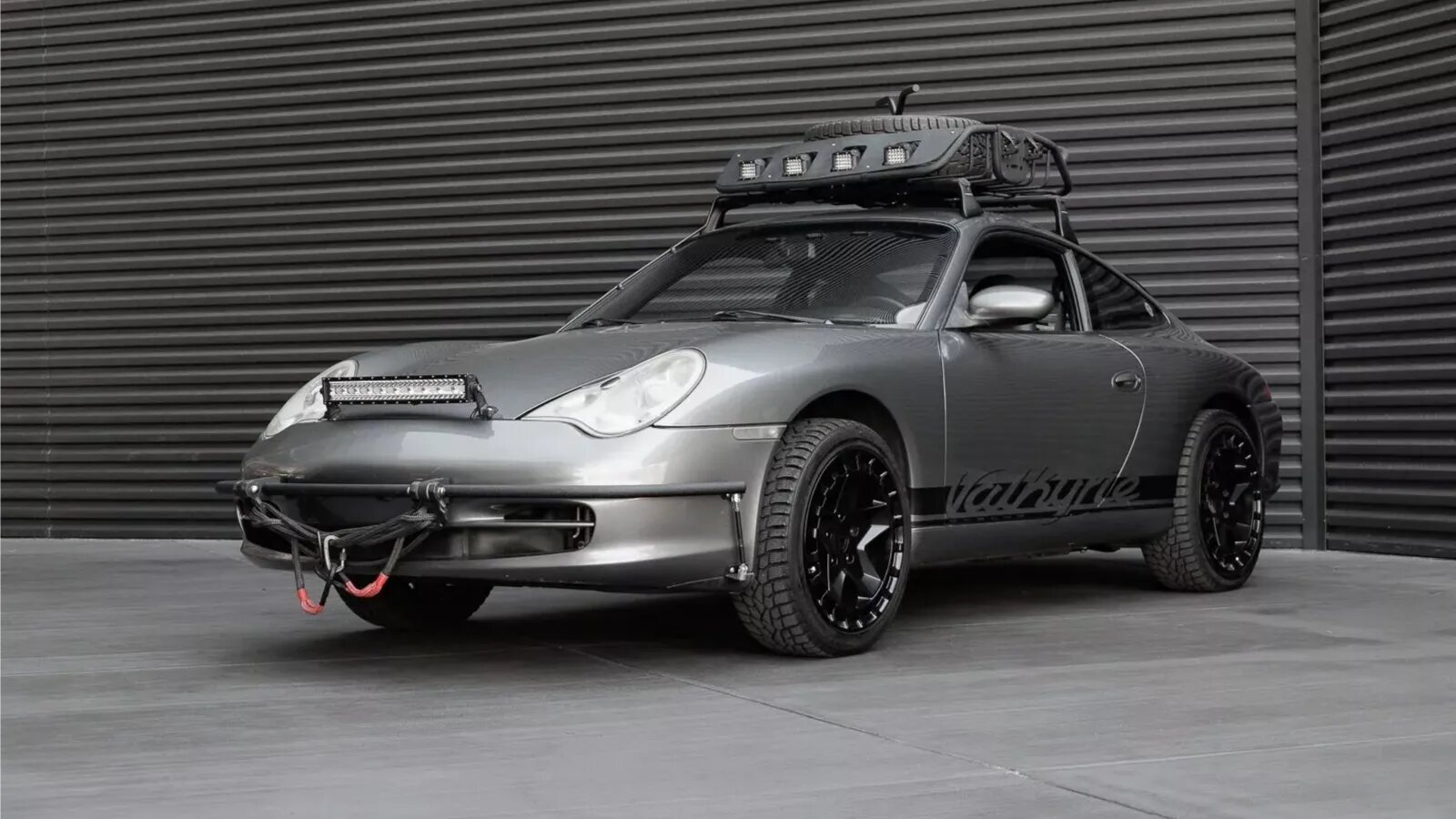 Внедорожный Porsche 911 с пробегом продают вчетверо дешевле нового