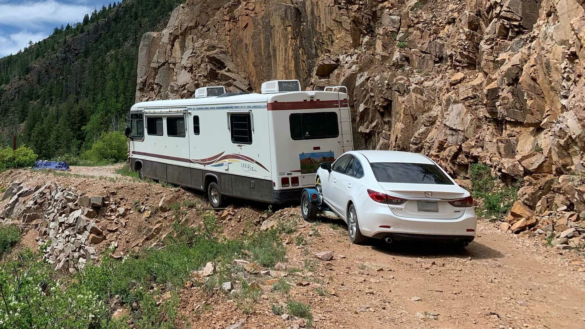 Водитель автодома застрял на горной дороге и неделю ждал помощи на улице