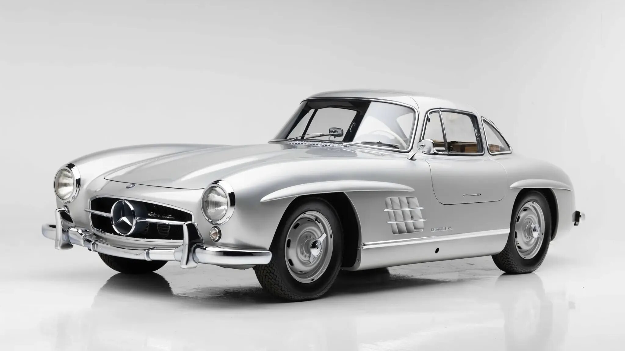 Культовый Mercedes-Benz 300 SL продают на аукционе: уже миллион, но торги ещё идут