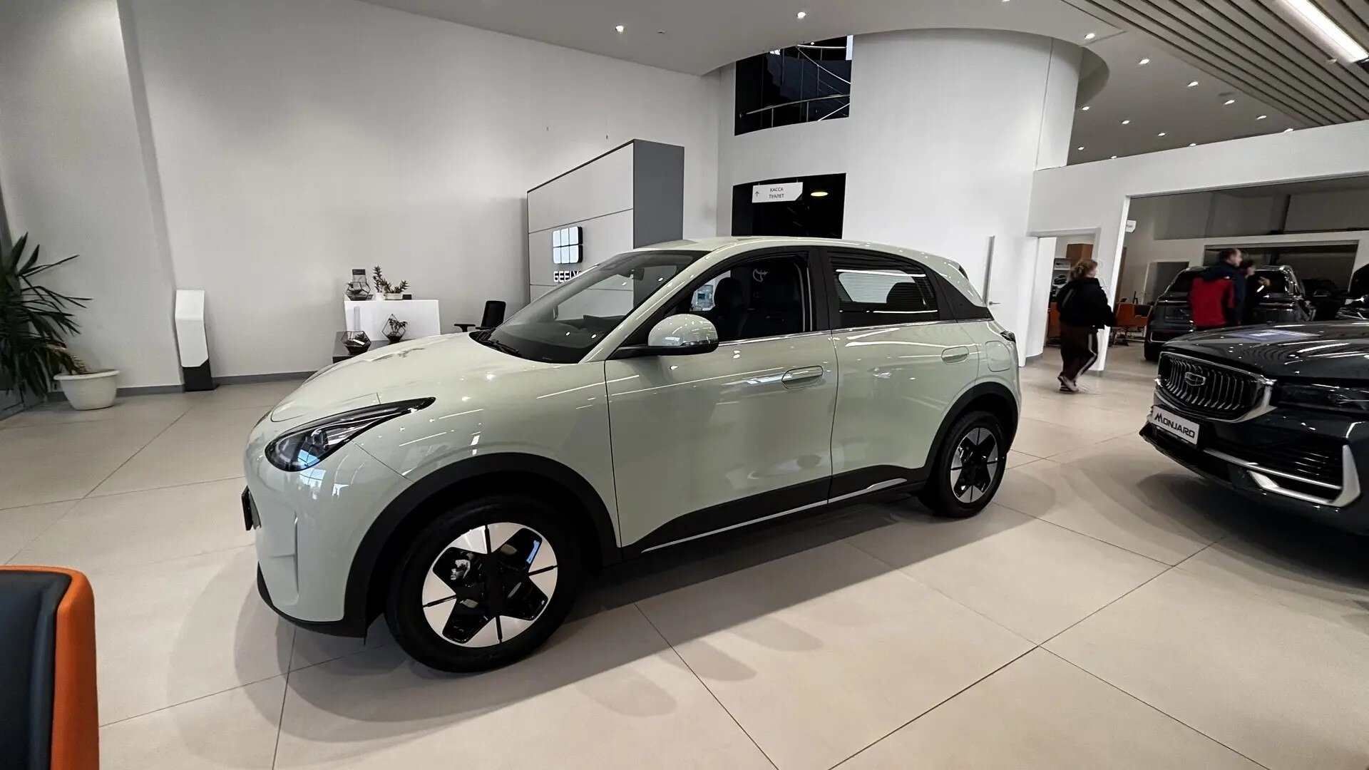 Geely EX2 появился у российского дилера, но купить его пока нельзя