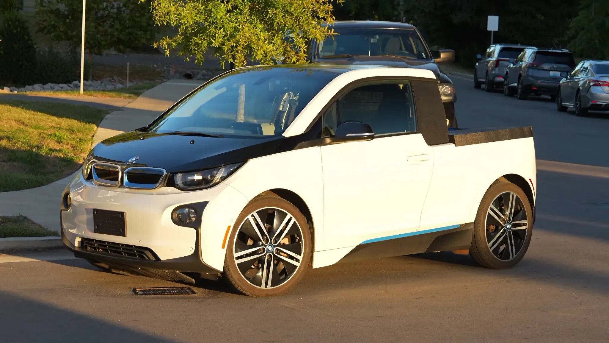 Инженер из США создал, возможно, самый компактный пикап BMW в мире