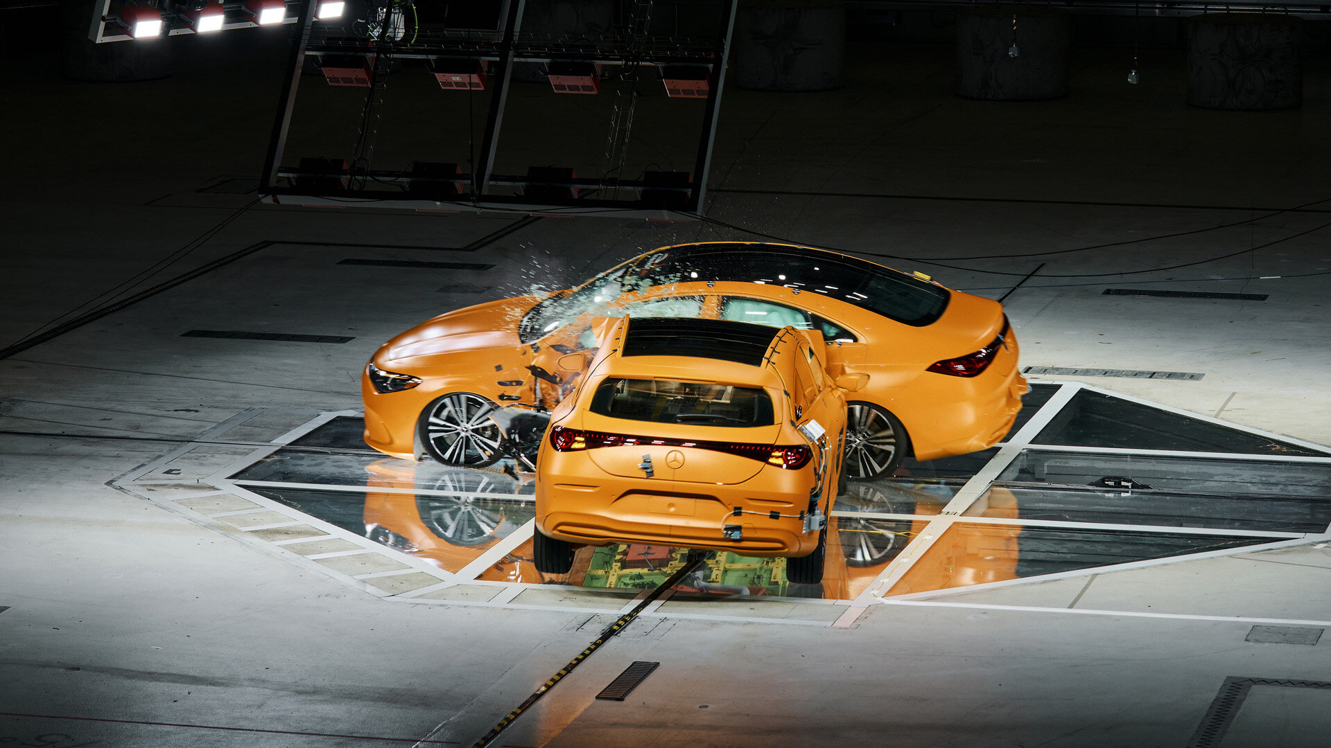 Mercedes-Benz впервые разбил два движущихся CLA друг об друга: видео