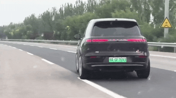 Едущий по трассе боком Voyah Taishan сняли на видео