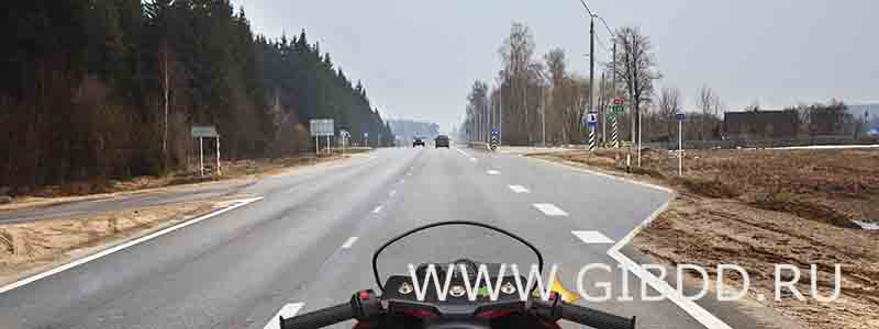 Вам необходимо повернуть на примыкающую справа дорогу. Ваши действия?