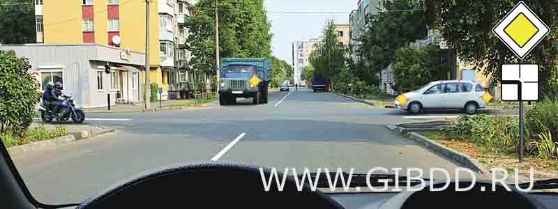 Вы намерены продолжить движение прямо. Кому Вы обязаны уступить дорогу?