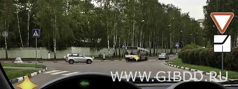 Кому Вы обязаны уступить дорогу при повороте налево?