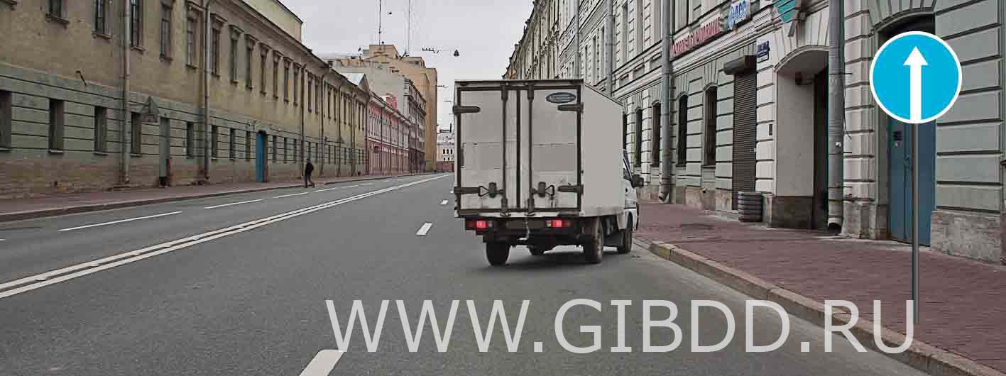 Какую ошибку совершает водитель, въезжающий во двор?