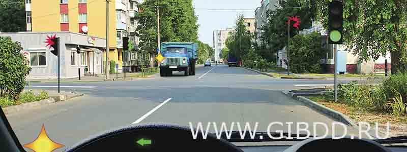В каком случае Вы обязаны уступить дорогу грузовому автомобилю?