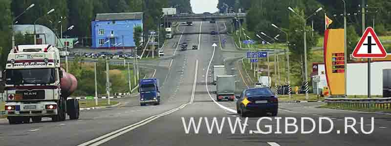 Можно ли водителю легкового автомобиля выполнить опережение грузовых автомобилей вне населенного пункта по такой траектории?