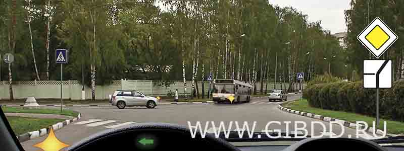 Кому Вы должны уступить дорогу при повороте налево?