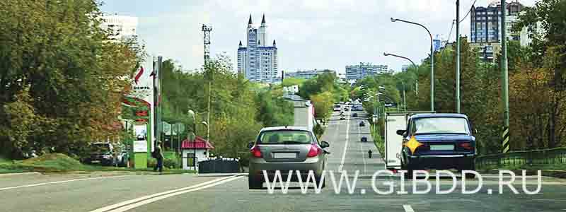 Обязан ли водитель автомобиля, который движется по левой полосе, уступить дорогу в данной ситуации?