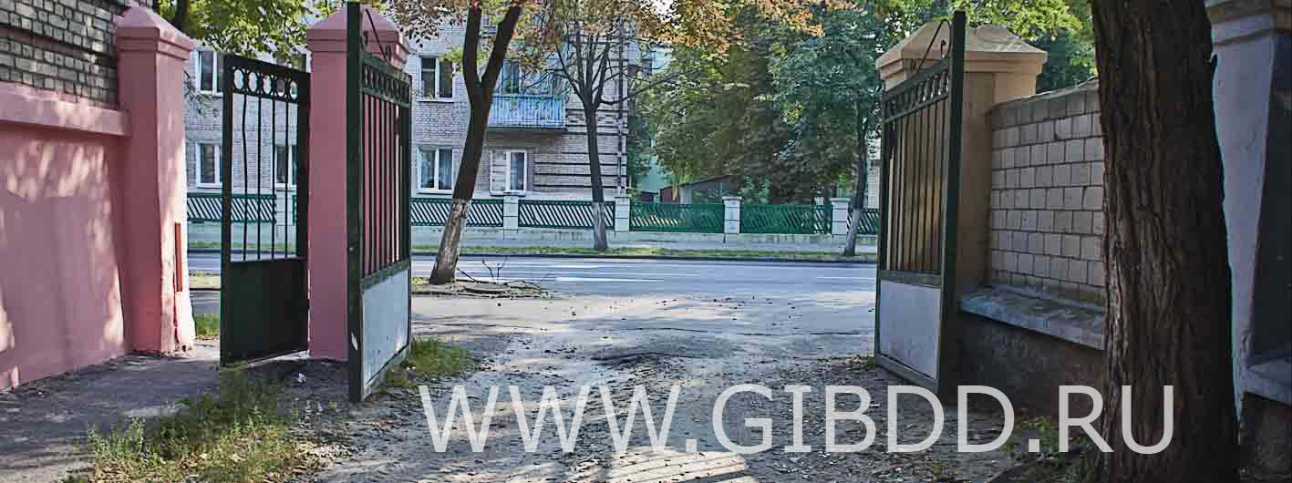 Выезд из двора или c другой прилегающей территории: