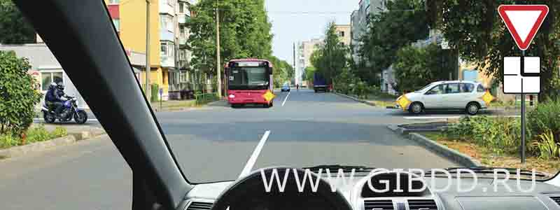 При движении прямо Вы обязаны уступить дорогу: