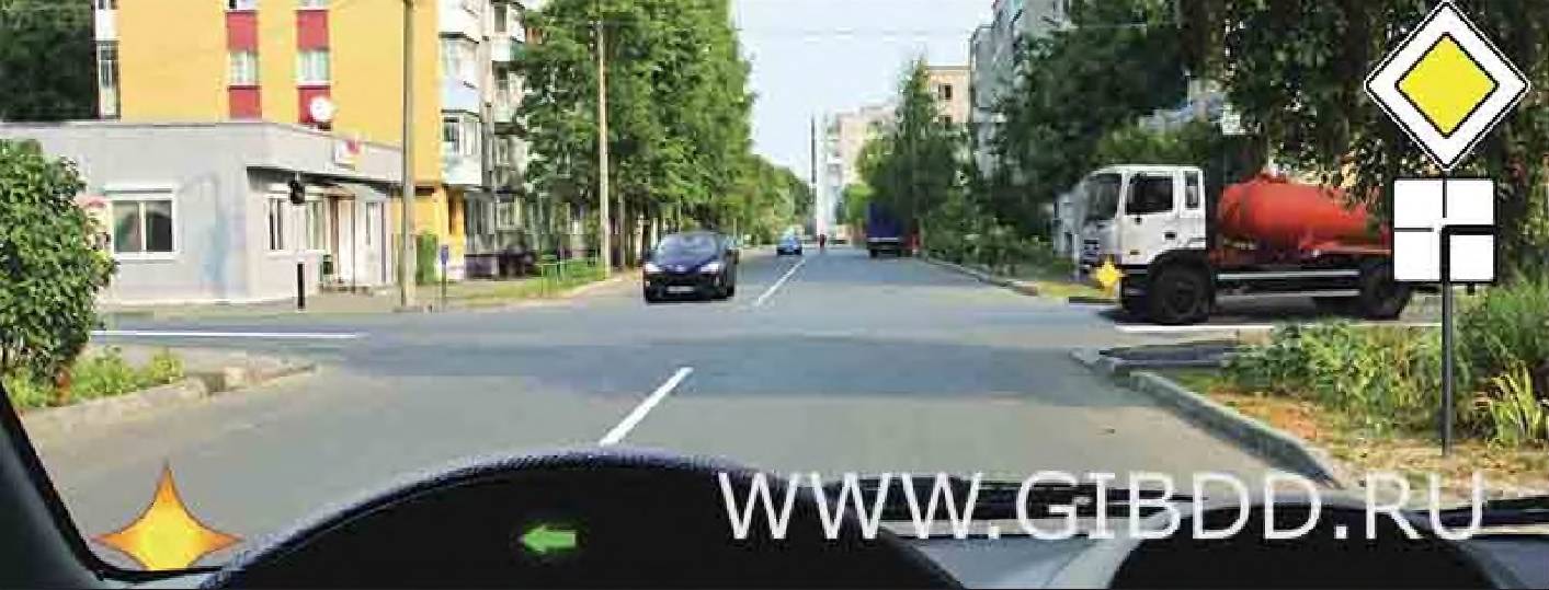 Вы намерены развернуться. Кому Вам необходимо уступить дорогу?