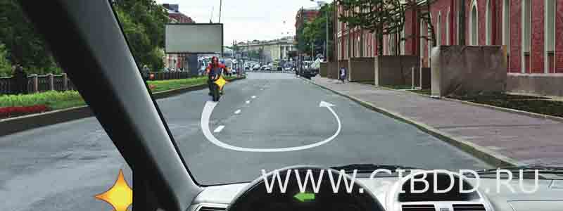 Вы намерены начать движение от тротуара. Должны ли Вы уступить дорогу мотоциклу, выполняющему разворот?
