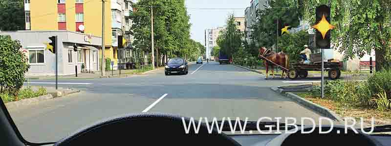 Вы намерены продолжить движение прямо при желтом мигающем сигнале светофора. Ваши действия?