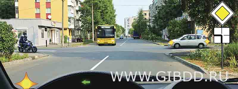 Вы намерены повернуть налево. Кому Вы обязаны уступить дорогу?