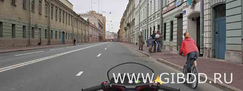 При съезде с дороги на прилегающую справа территорию Вы: