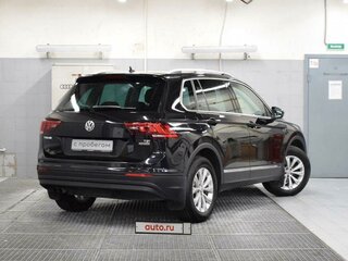 2017 Volkswagen Tiguan II, чёрный, 2040000 рублей, вид 4
