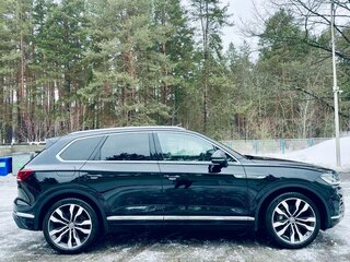 2019 Volkswagen Touareg III, чёрный, 5433908 рублей, вид 3