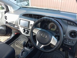2016 Toyota Vitz III (XP130) Рестайлинг, серый, 850000 рублей, вид 5