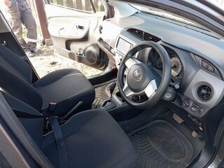 2016 Toyota Vitz III (XP130) Рестайлинг, серый, 850000 рублей, вид 3