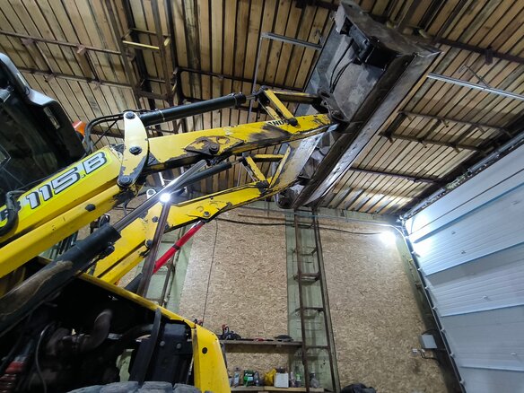2005 New Holland LB115, золотистый, 5150000 рублей - вид 5