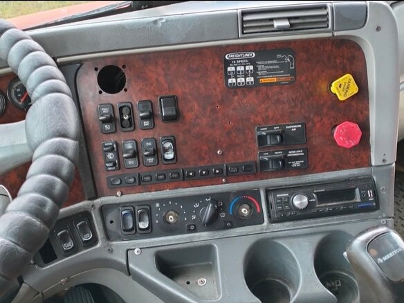 2006 Freightliner Century Class, красный, 990000 рублей - вид 18