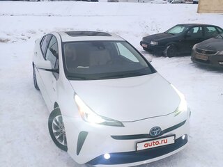 2019 Toyota Prius IV Рестайлинг (XW50), белый, 2246475 рублей, вид 3