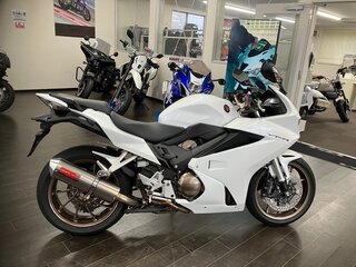 2017 Honda VFR 800, белый, 817000 рублей, вид 2