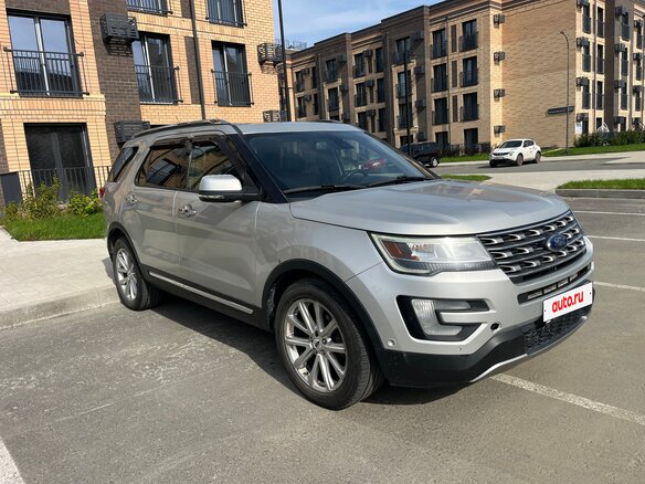 2016 Ford Explorer V Рестайлинг, серебристый, 1790000 рублей - вид 2